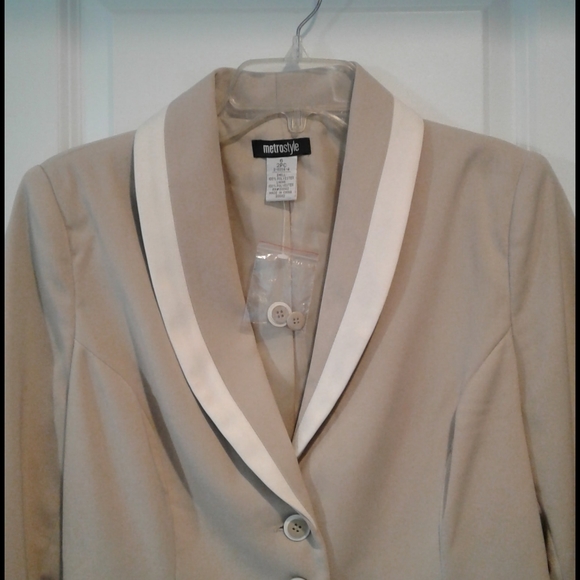NWOT Metrostyle 2-piece Beige w/Ivory Trim Skirt Set - Size 6 - Picture 3 of 10